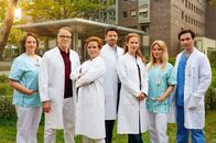Die Spreewaldklinik – (v.l.n.r.) Gitta Müller (Mieke Schymura); Dr. Gregor Wemuth (Karsten Speck); Dr. Barbara Berg (Muriel Baumeister); Dr. Erik Behrens (Daniel Buder); Dr. Lea Wolff (Sina Valeska Jung); Nico Menke (Isabel Hinz); Radu Florea (Richard Ciuchendea)