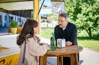 Sturm der Liebe – Miro (Pablo Sprungala, r.) wird nachdenklich, als Lale (Yeliz Simsek, l.) findet, dass ihm Greta ungerechtfertigte Vorwürfe gemacht hat.