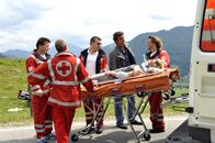 Der Bergdoktor – Susanne (Natalie O’Hara) wurde bei einem Unfall schwer verletzt (2.v.r.: Hans Sigl).