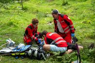 Einfach Elli – Rettungssanitäterin Elli Kempfer (Klara Deutschmann, l.), Kollege Felix Sorell (Sebastian Griegel, r.) und Notarzt Dr. Jasper Graf (Lucas Reiber, M.) kämpfen um das Leben des beim Radrennen schwer verletzten Toni Eisler (Tobias Oertel, liegend).