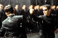 The Matrix Revolutions – Zwischen Neo (Keanu Reeves, r.) und Agent Smith (Hugo Weaving, l.) entbrennt der Kampf der Kämpfe …