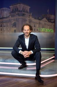 extra 3 – Moderator Maxi Schafroth.