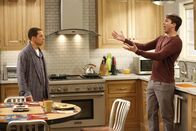 Two and a Half Men – Geraten aneinander: Walden (Ashton Kutcher, r.) und Alan (Jon Cryer, l.) ...