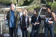 Community – Durchleben einen Horrortrip (v.l.n.r.): Pierce (Chevy Chase), Britta (Gillian Jacobs), Annie (Alison Brie) und Troy (Donald Glover) ...