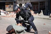 S.W.A.T. – David 'Deacon' Kay (Jay Harrington, r.) Die Verwendung des sendungsbezogenen Materials ist nur mit dem Hinweis und Verlinkung auf RTL+ gestattet.; David 'Deacon' Kay (Jay Harrington, r.) Die Verwendung des sendungsbezogenen Materials ist nur mit dem Hinweis und Verlinkung auf RTL+ gestattet.
