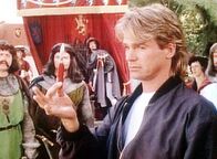 MacGyver – MacGyver (Richard Dean Anderson, re.) entlarvt mit Hilfe seines Taschenmesser einen von Merlins Zaubertricks.