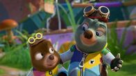 Maulwurf Moley – Moley freut sich darüber, dass der kleine Streusel ihn als großes Vorbild sieht.
