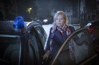 Tatort – Ein Notruf geht bei der Bremer Polizei ein, zu hören sind Hilferufe. Kurze Zeit später wird in einem Park die Leiche einer jungen Frau gefunden. Die massiven Verletzungen am Hals der Toten stellen die Bremer Hauptkommissare Inga Lürsen (Sabine Postel) und Stedefreund (Oliver Mommsen) vor ein besonderes Rätsel. Hauptkommissarin Inga Lürsen (Sabine Postel)