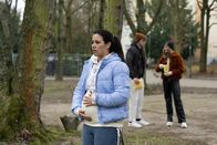 neoriginal: Becoming Charlie – Alina (Aiken-Stretje Andresen) wartet sehnsüchtig auf Charlies Ankunft.