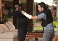 Hawaii Five-0 – Als bei einem Angriff die Frau von Undecover-Cop Reggie Cole (Sean Combs, l.) erschossen wird, untersuchen Steve (Alex O'Loughlin, r.) und sein Team den Fall ...