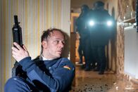 Browser Ballett – Als seine "Tag X"-Umsturzpläne den Bach runtergehen und Einsatzkräfte sein Haus stürmen, verschanzt sich Thorsten (Andreas Brendel, l.) in seinem Haus.
