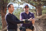 Die Waffensammler – Sean Rich carefully prepares for an ornate pistol to be fired.