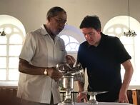 Enthüllt – Port Royal, Jamaica - Vicar of St Peter's church shows Jon Henderson some of Captain Henry Morgan’s treasure. (photo credit: MSP/Dan Stevenson)
