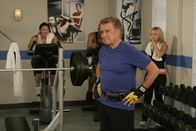 How I Met Your Mother – Kann Regis Philbin (Regis Philbin, vorne) den Freunden auf der Suche nach dem Legendären Burger von New York behilflich sein?