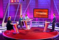 Meister des Alltags – Florian Weber stellt in seinem Wissensquiz die Alltagstauglichkeit seiner prominenten Kandidaten auf die Probe. „Meister des Alltags“ spendet seinen Gewinn einem guten Zweck. Studioplattform, v.li. Enie van de Meiklokjes, Bodo Bach, Alice Hoffmann, Christoph Sonntag und Florian Weber.