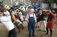 Löwenzahn Classics – "Überall seh' ich Metall", singt Peter (Peter Lustig, M.) auf dem Schrottplatz, begleitet von Blechblasinstrumenten.
