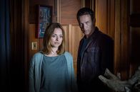 Safe House – Tom (Stephen Moyer) und Sam (Zoe Tapper) bieten ihr Haus an, um Menschen in Gefahr zu schützen. Doch langsam wissen sie selbst nicht mehr, wer von ihren Gästen Freund oder Feind ist.