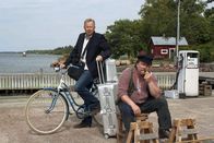 Der Rekordbeobachter – Wieder einmal bekommt Marvin Feldman (Axel Milberg) von dem alten Insulaner Hampus (Jorma Markkula) zu hören, dass keine Fähre zum Festland fährt.