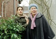 Der Dicke – Yasmin (Burcu Dal, links) kümmert sich um Josefa Gras (Renate Delfs), eine verwirrte alte Dame.