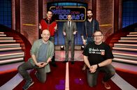 Wer weiß denn sowas? – Moderator Kai Pflaume (M.) und seine Rateteam-Kapitäne Bernhard Hoëcker (l.) und Elton (r.) begrüßen in dieser Sendung die beiden Musiker und Band-Kollegen von "The BossHoss", Sascha Vollmer (2.v.l.) und Alec Völkel (2.v.r.).