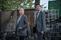 The Bay – Die beiden Kommissare Lisa Armstrong (Morven Christie) und Ahmed Kharim (Taheen Modak) arbeiten Seite an Seite im Mordfall an einem Rechtsanwalt.