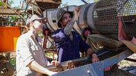 Gem Hunters Down Under - Die Saphirjäger – Todd und Bri finden einen Sapphire.