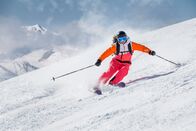 Ski alpin: Weltcup – Skifahrerin auf einer Piste in den Bergen