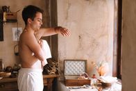 Ein Tag in... – Bei der Morgentoilette verzichten die Pariser des 18. Jahrhundert fast g‰nzlich auf Wasser. Den Kˆrper reinigt man mit trockenen T¸chern (Max Hegewald).Bei der Morgentoilette verzichten die Pariser des 18. Jahrhundert fast g?nzlich auf Wasser. Den K?rper reinigt man mit trockenen T?chern (Max Hegewald).
