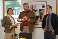 Die Rosenheim-Cops – Emmi Riedmair (Brigitte Walbrun, l.) macht Stadler (Dieter Fischer, M.) und König (Mark-Alexander Solf, r.) auf eine heiße Spur aufmerksam.