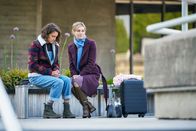 Trigonometry – Ray (Ariane Labed, l.) wird an ihrem Geburtstag von ihrer Mutter Mathilde (Anne Consigny, r.) in London besucht. Bald schon beginnen die beiden zu streiten.
