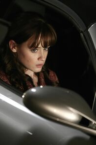Gilmore Girls – Rory (Alexis Bledel) ahnt bereits, dass im Haus eine Standpauke ihrer Großeltern auf sie wartet ...