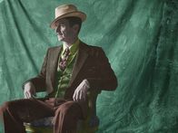 American Horror Story – (4. Staffel) - Für ihn sind die Freaks eine Chance auf das große Geld: Stanley (Denis O'Hare) ...