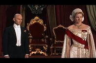 Anastasia – Anastasias (Ingrid Bergman) erster Auftritt als Großfürstin steht bevor und General Bounine (Yul Brynner) weicht ihr nicht von der Seite.
