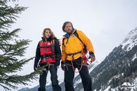Die Bergretter – Auf der Suche nach den beiden vermissten Tischlern machen Katharina (Luise Bähr) und Markus (Sebastian Ströbel) eine Entdeckung.