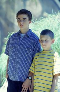 Malcolm mittendrin – Dewey (Erik Per Sullivan, r.) und Malcolm (Frankie Muniz, l.) stehen im Tigergehege plötzlich den Bewohnern gegenüber und hoffen auf schnelle Rettung durch die Zoowärter. Vergeblich!