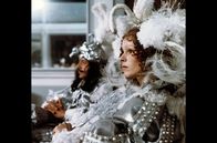 Die drei Musketiere – Die Stimmung auf dem Winterball des Königspaares ist eisig: König Ludwig XIII. (Jean-Pierre Cassel) bemerkt das fehlende Collier an Königin Annas (Geraldine Chaplin) Hals ...