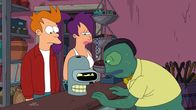 Futurama – Auf einem kriminellen Planeten wird Benders (2.v.l.) vollständiger Körper geklaut. Leela (2.v.r.) und Fry (l.) versuchen mühsam, alle Einzelteile von ihm, die in das gesamte Universum verkauft worden sind, wieder einzusammeln ...
