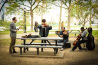 Elementary – Bei Holmes (Jonny Lee Miller, l.) aktuellem Fall wird er nicht nur musikalisch, sondern auch zum Fleisch-Tester. Was war wirklich in der vergifteten Wurst, an der ein Mann gestorben ist? Und wie hängt der tödliche Vorfall mit dem Durchbruch einer Produktionsstätte für künstliches Fleisch zusammen?