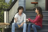 The Middle – Axl (Charlie McDermott, l.); Devin (Gia Mantegna, r.)
