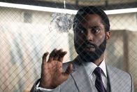 Tenet – Im Zuge seiner Mission stößt der namenlose CIA-Agent (John David Washington) immer wieder auf Kampfspuren aus der Zukunft.