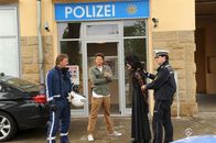 SOKO Stuttgart – v.r.). Motorradpolizist Lorenz Bader (Uwe Fellensiek, l.) hat sie festgenommen. Ein Streifenpolizist führt die Verdächtige zur Vernehmung.