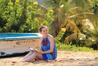 Death in Paradise – Siobhan (Grace Stone), der Tochter von Jack Mooney, gefällt es auf der paradiesischen Insel sehr gut.