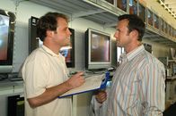 Sechserpack – Plasmafernseher - das Highlight der modernen Fernsehfamilie! Wer interessiert sich nicht dafür? Anscheinend genau dieser Verkäufer! (Mirco Reseg, l. und Hanno Friedrich, r.)