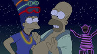Die Simpsons – Schafft es Homer (r.) zu verheimlichen, dass er Marge (l.) und die Kinder auf ein Drogenfestival mitgenommen hat?