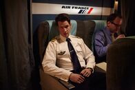 Mayday - Alarm im Cockpit – Der Hilfspilot David Robert (gespielt von John Maillet) kehrt nur wenige Augenblicke vor dem Absturz von Air France Flug 447 in den Atlantik ins Cockpit zurück.