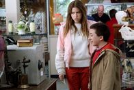 The Middle – Sue (Eden Sher, l.) und Brick (Atticus Shaffer, r.) wollen beim Pfandleiher einen alten Safe kaufen, in der Hoffnung, darin eine Menge Geld zu finden. In der Zwischenzeit entwickelt Axl Gefühle für seine Nachhilfelehrerin Cassidy ...