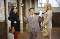 2 Broke Girls – Auf in den Kampf: Max (Kat Dennings, l.), Han (Matthew Moy, M.) und Caroline (Beth Behrs, r.) wagen sich in einen Rechtsstreit - mit Vorschulkindern ...