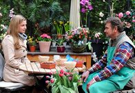 Sturm der Liebe – ARD STURM DER LIEBE FOLGE 1547 Uhr im ERSTEN. Theresa (Ines Lutz, l.) erzählt ihrem Vater (Ralph Schicha, r.) nichts von ihrem Kummer.