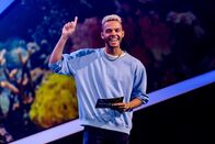 Terra X-Show Kids – Musiker Malik Harris stellt den Rateteams Fragen über die Laute, die Tiere von sich geben.