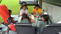 Wir werden Camper – Familie Karakurt genießt das Abendessen ihres ersten Camping-Trips in den Niederlanden.